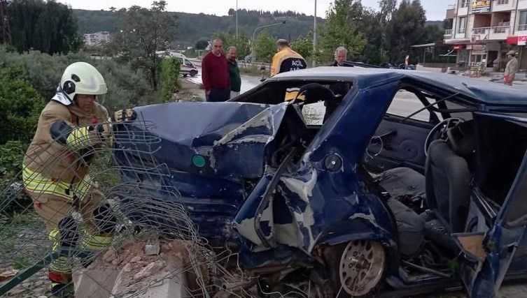 Hatay’da otomobil hurdaya döndü: Dört yaralı