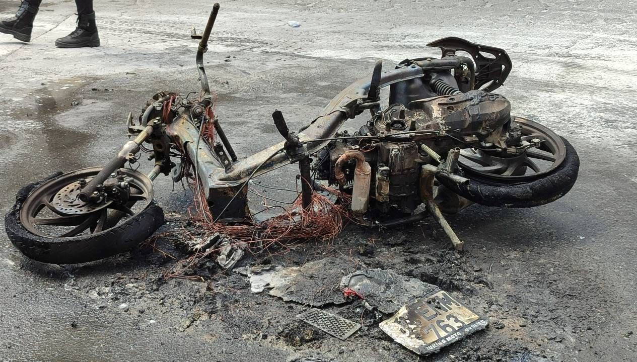 Motosiklet alev alev yandı