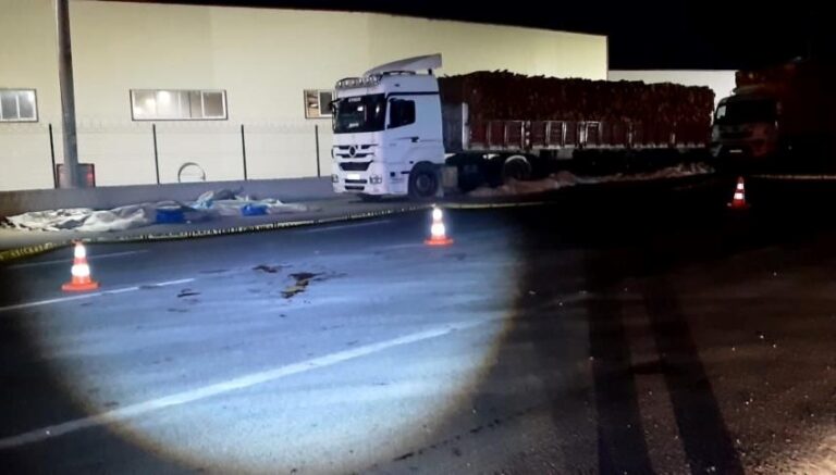 tir soforunun aci sonu yukunu bosaltmaya hazirlaniyordu XHiWKGVq