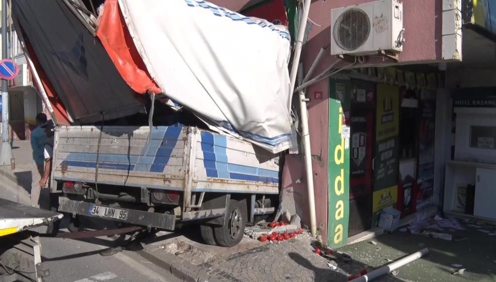 uskudarda kaza kamyonet is yerine girdi ngHqTlXT