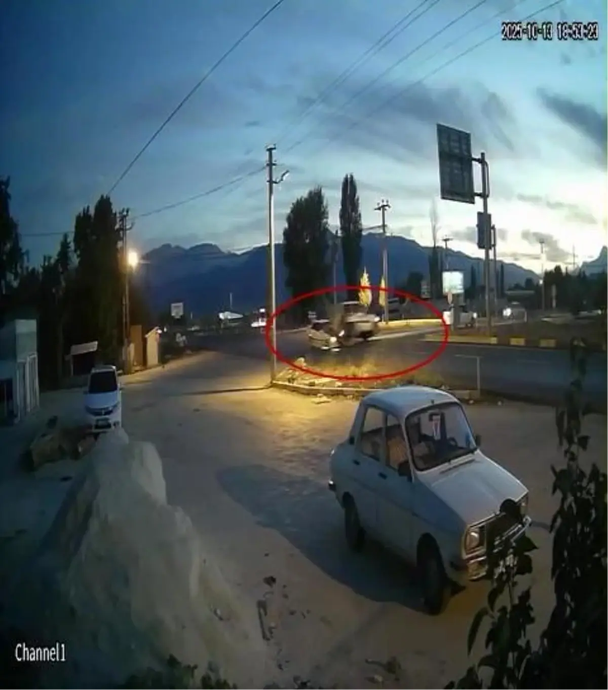 antalyada hafif ticari arac ile otomobil carpisti 4 yarali qsCbub1L.jpg