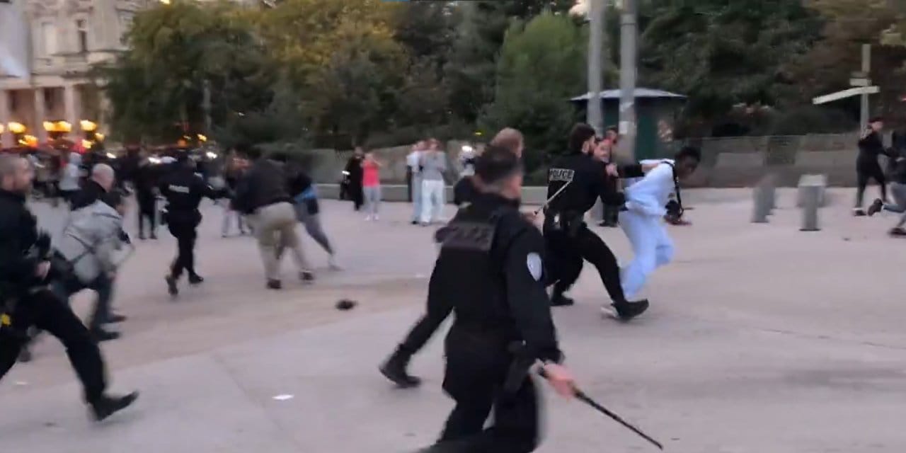 paristeki konserde izdiham arbede yasandi I82GWsOb.jpg