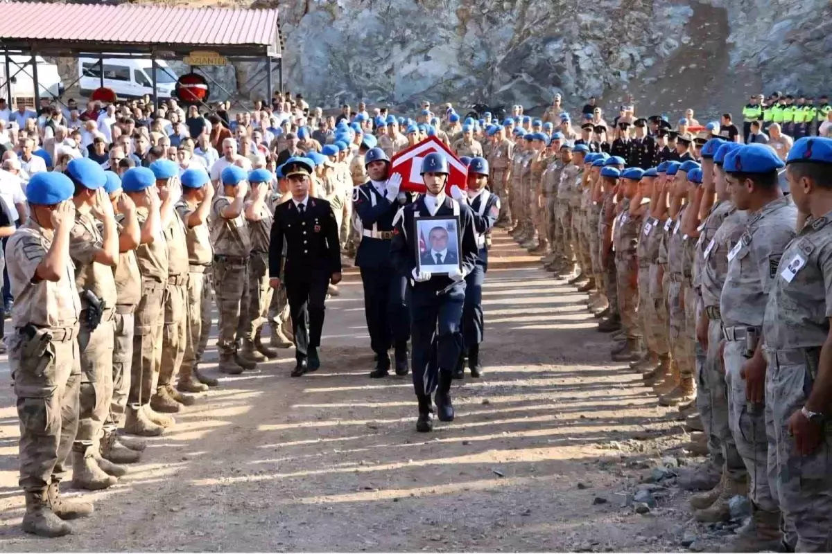 trafik kazasinda hayatini kaybeden uzman cavus tayyar bakir son yolculuguna ugurlandi n6XnyUrj