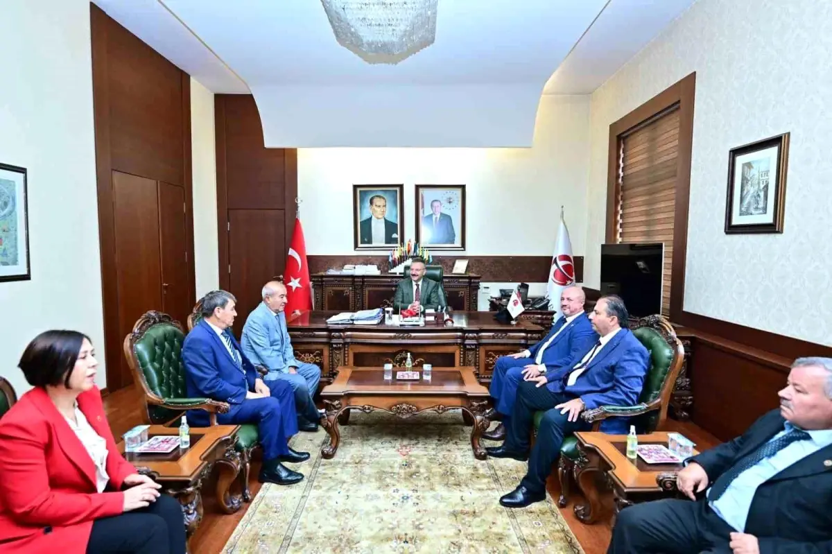 vali aksoydan muhtarlara plaket toreni HtmhNJCn.jpg