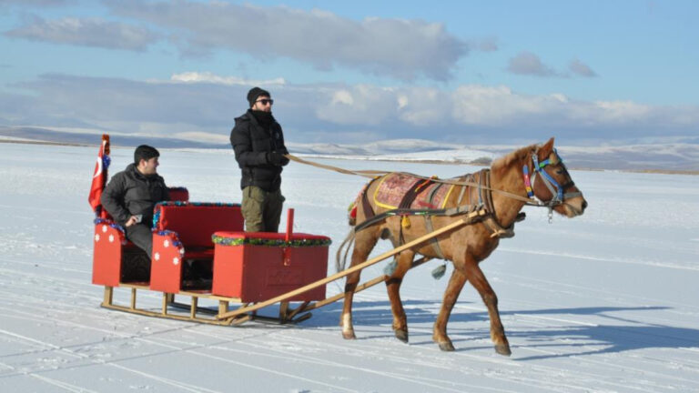 artik-bir-kis-turizmi-klasigi-cildir-golu-sezonu-acti-2TAqsvDJ.jpg