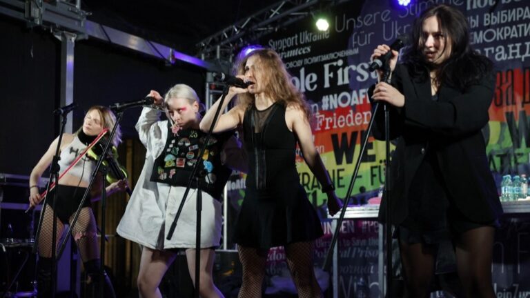 putin-feminist-punk-grubunu-yasakladi-sosyal-medya-begenileri-bile-suc-sayilacak-i4NBaDnk.jpg
