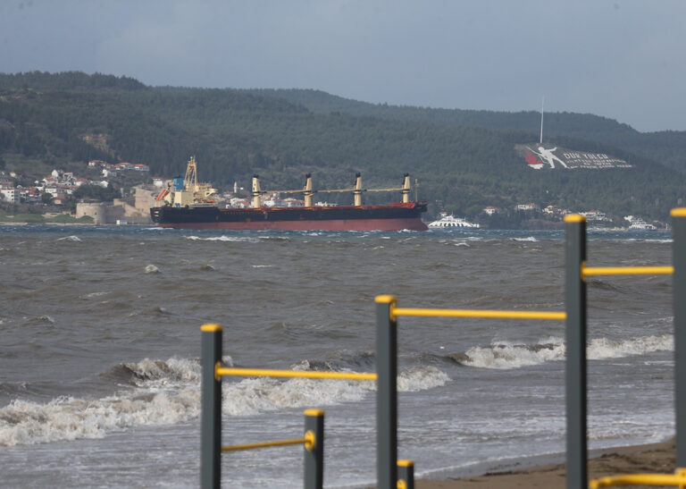 canakkale-bogazindan-gecisler-basladi-c59lHi6y.jpg