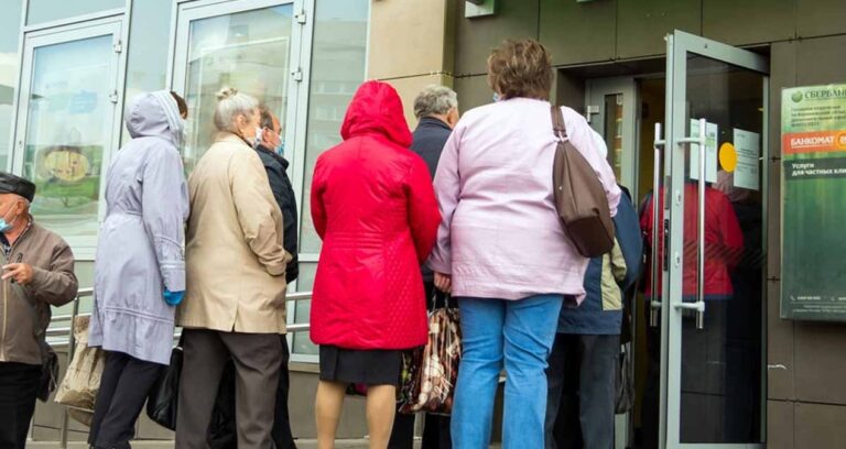 komsuda-bankalarin-onunde-uzun-kuyruklar-olustu-herkes-elinde-dolu-zarflar-ve-cantalarla-iceri-giriyor-sYk6U4t2.jpg