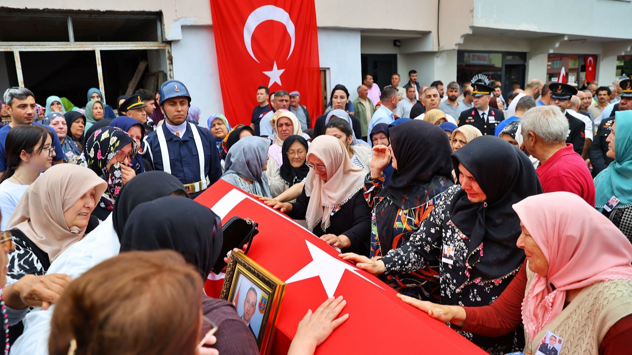 Turkiye sehidine agliyor uzman cavus mehmet demirbas gozyaslariyla ugurlandi xKULLJFJ